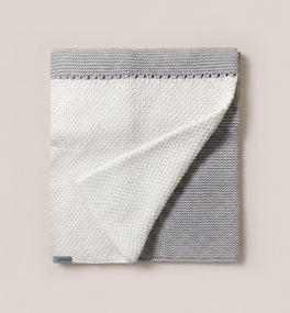 Kit & Kin’s knitted baby blanket made from GOTS-certified organic cotton, designed to keep newborns cosy and make a thoughtful unisex baby gift.