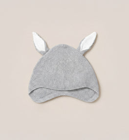 This Kit & Kin grey bunny baby hat is crafted from GOTS-certified organic cotton, designed for newborn comfort and thoughtful baby shower gifting.