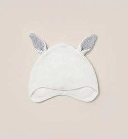Made from GOTS-certified organic cotton, this Kit & Kin white bunny baby hat is soft and gentle for newborn skin and ideal for unisex baby gifting.